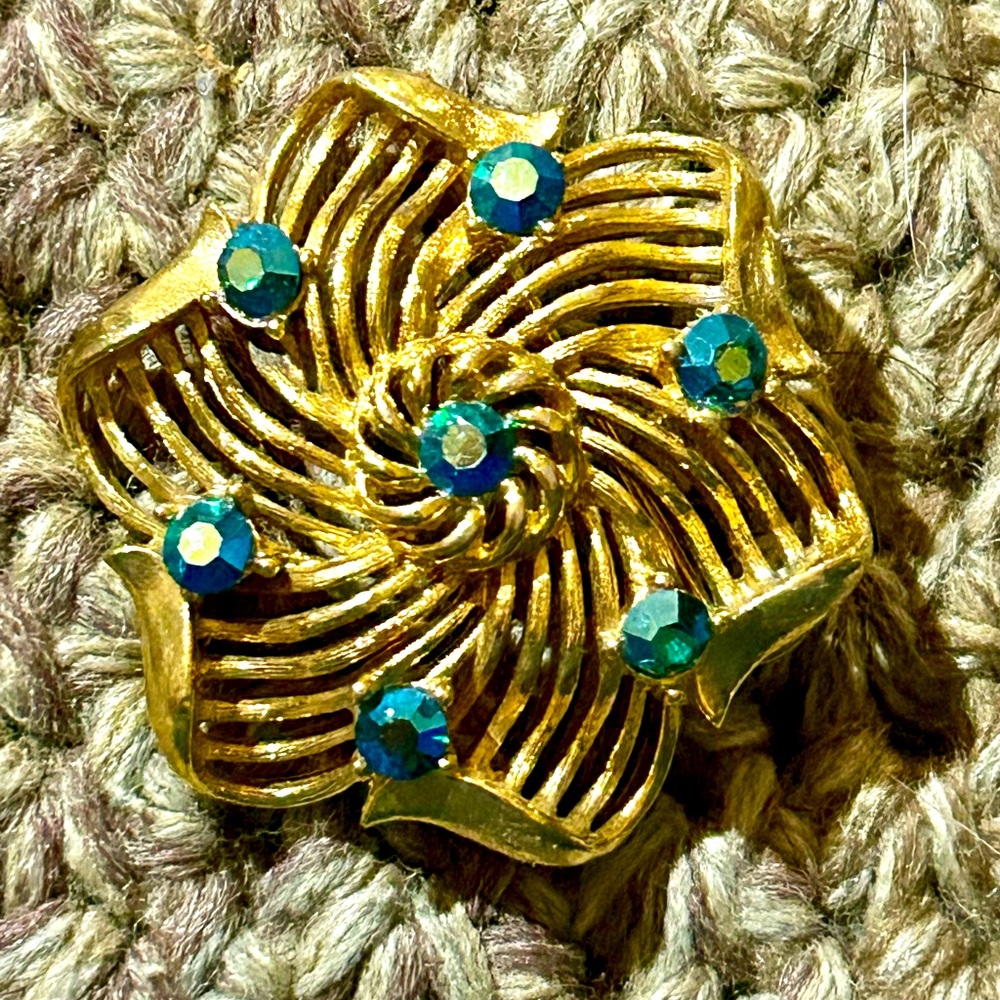 Vintage Lisner Gold Tone Green Rhinestone Brooch